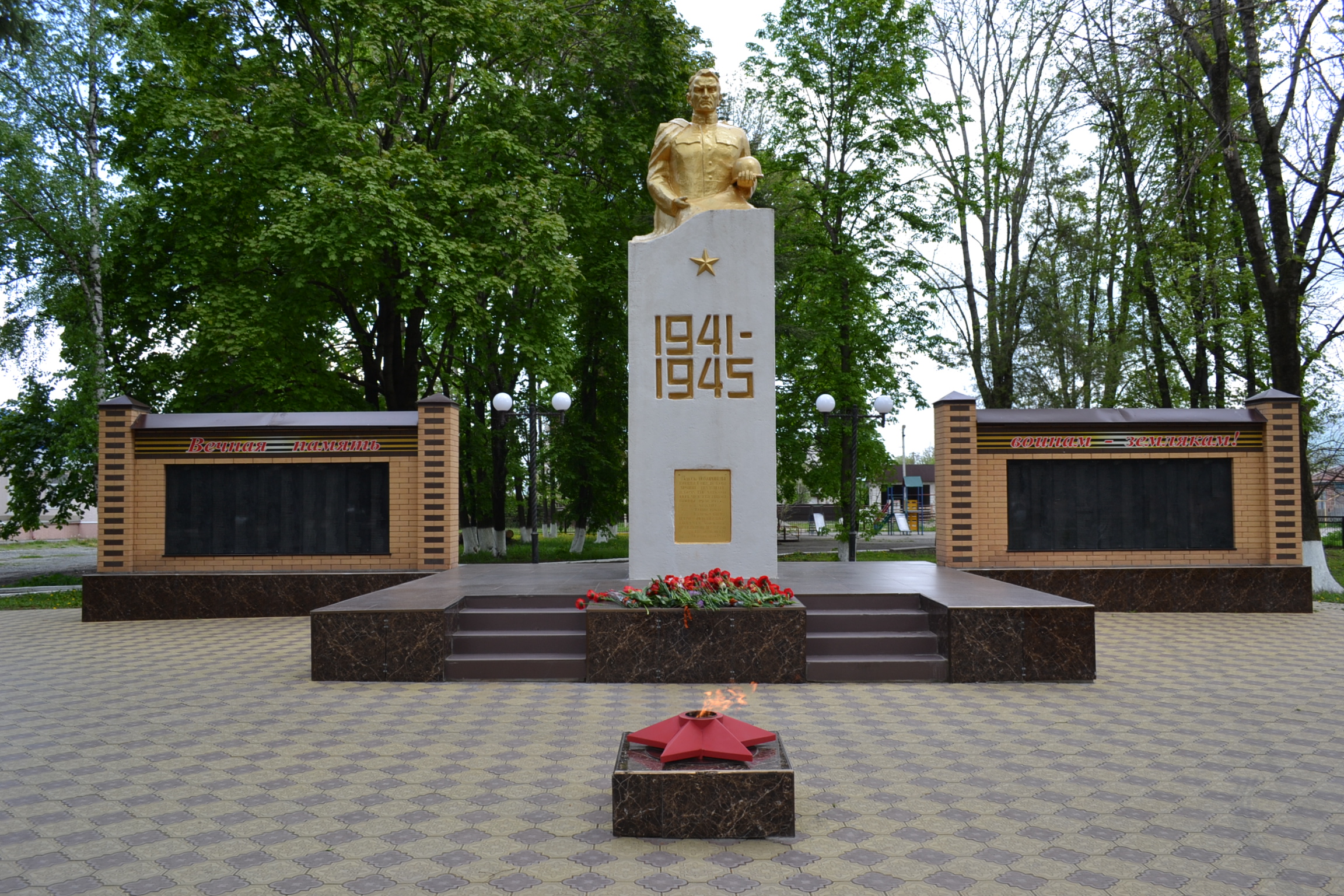 В ст.Кардоникской  зажгли Вечный огонь на мемориале погибшим воинам!.